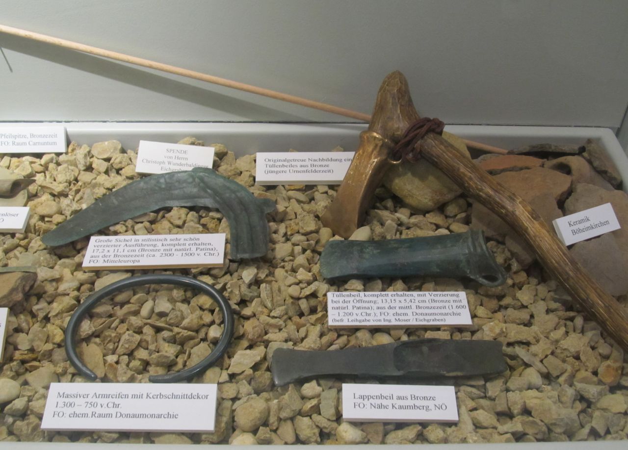 Vitrine zur Archäologie des Wienerwalds